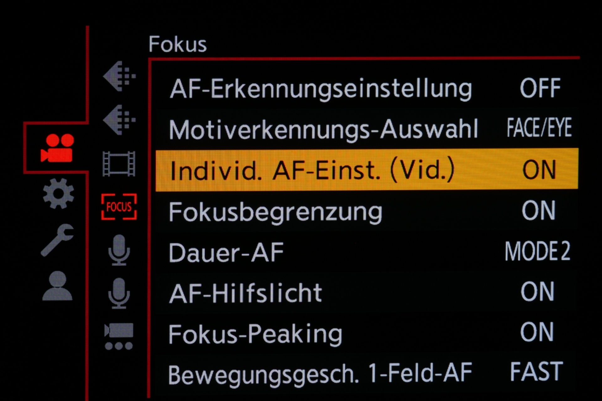 Fokus-Einstellung: Motiv-Erkennung, individueller AF für Video, Fokusbegrenzung.