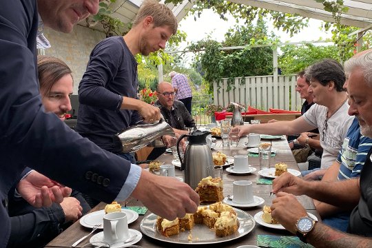 Eine Stärkung nach der anstrengenden Besichtigung: hausgemachter Rüeblikuchen und Kaffee.