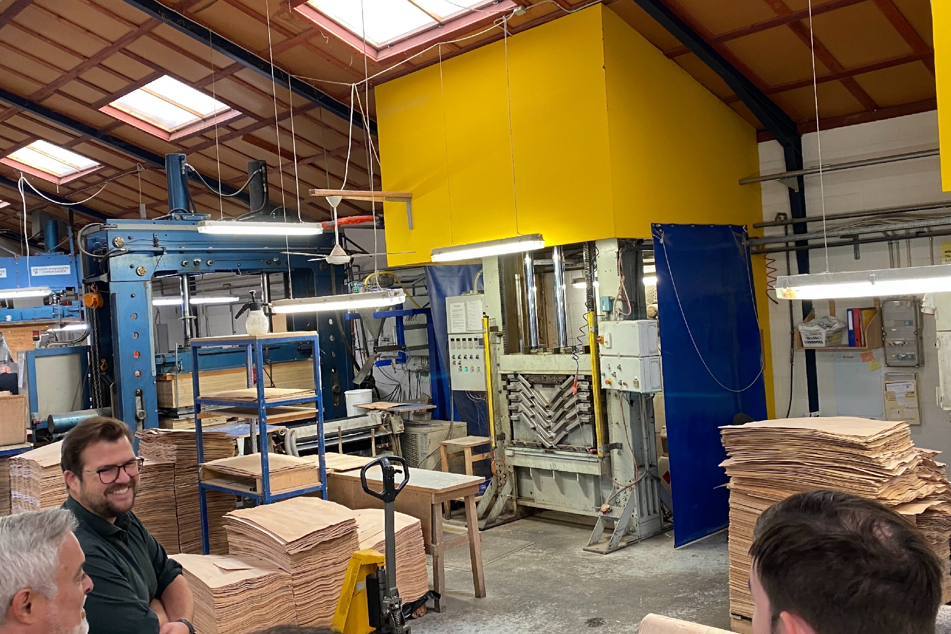 Holz wird unter hohem Druck und Strom in die gewünschte Form gebracht.