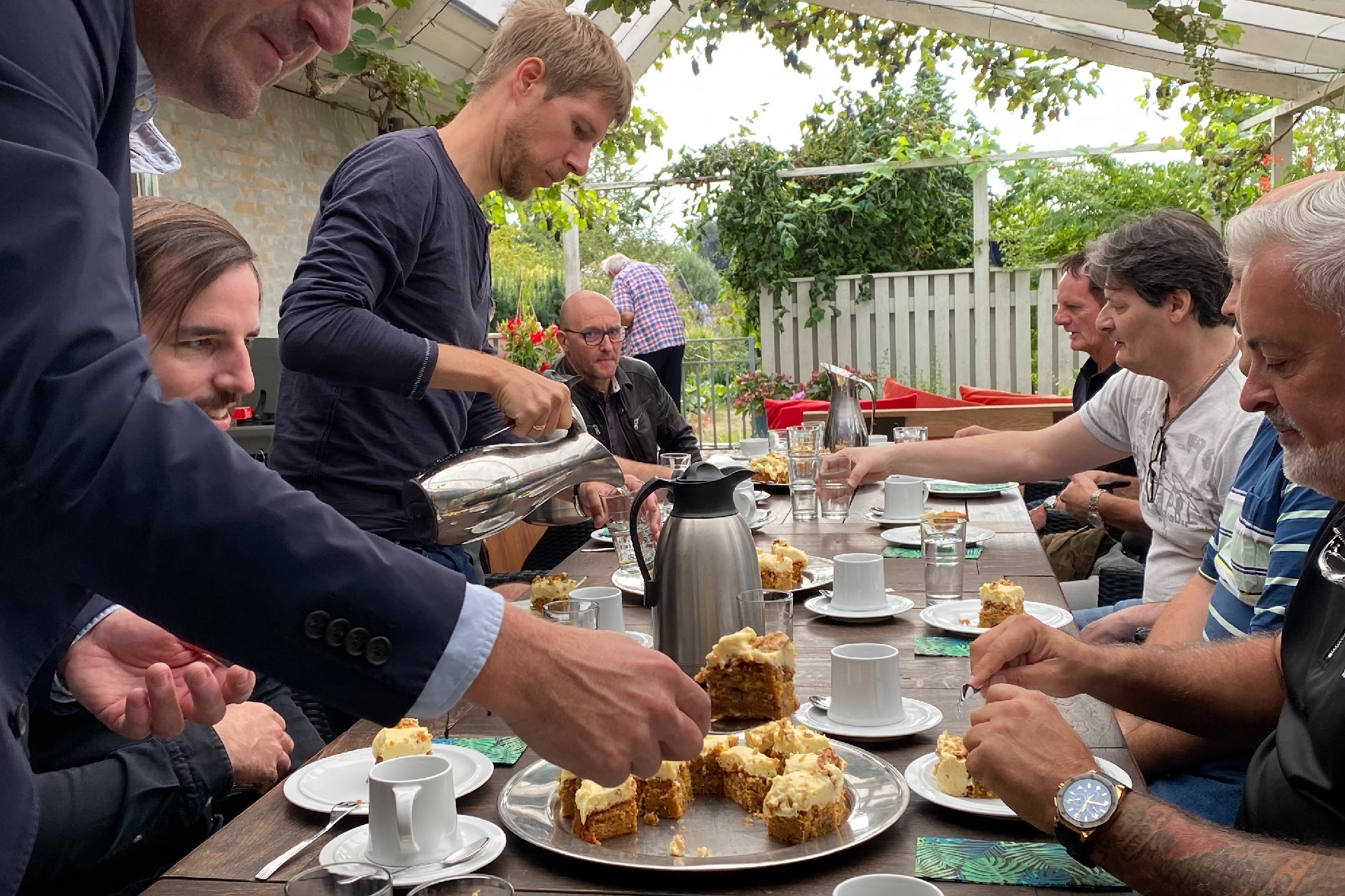 Eine Stärkung nach der anstrengenden Besichtigung: hausgemachter Rüeblikuchen und Kaffee.