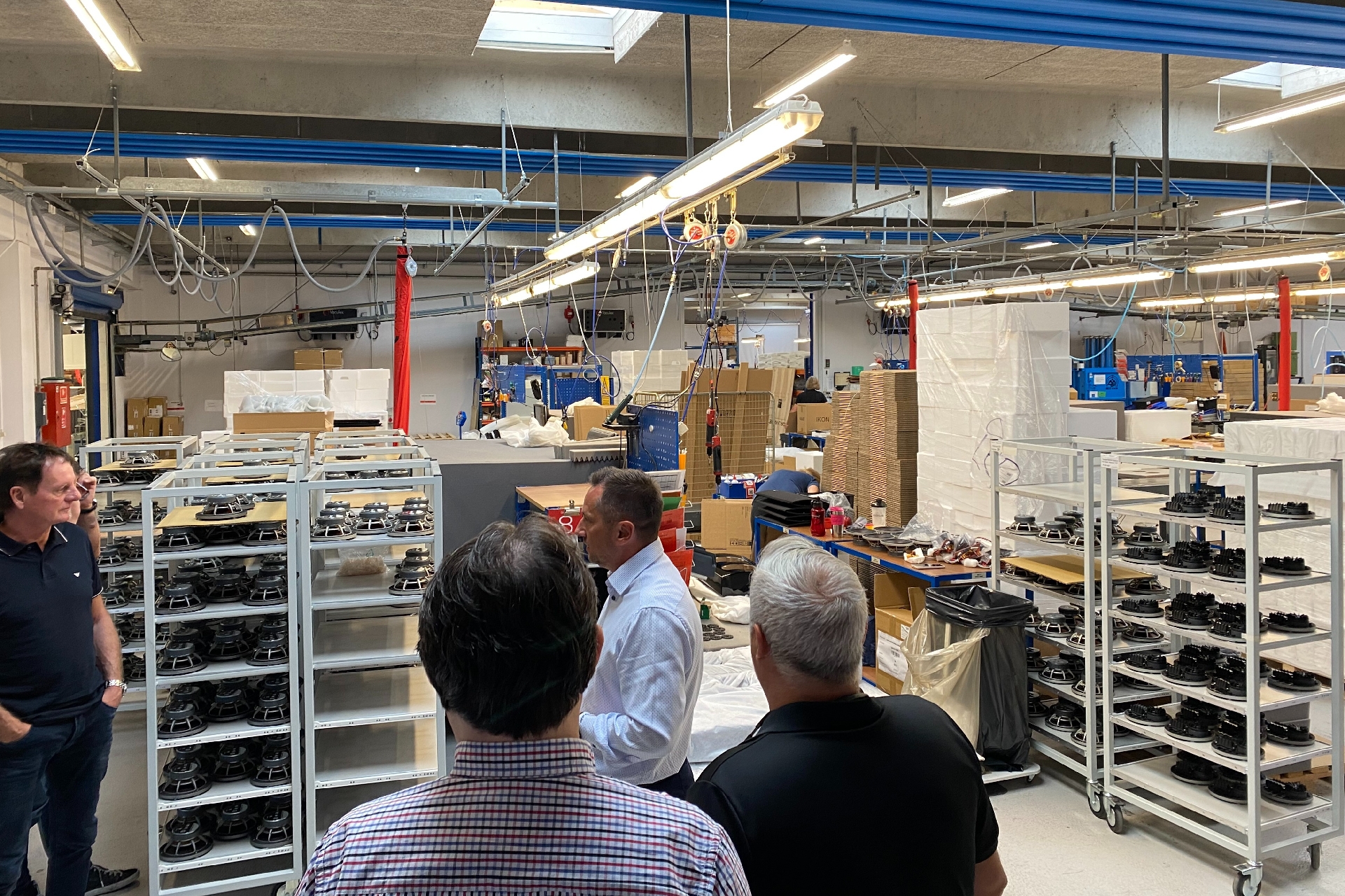 COO Thomas Martin Holm führt durch die Dali-Chassis-Produktion.