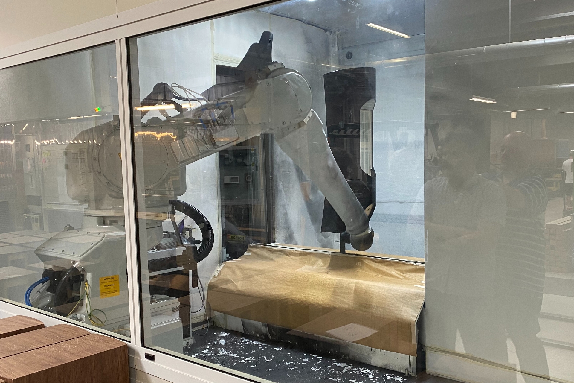Roboter lackieren das Kore-Gehäuse.