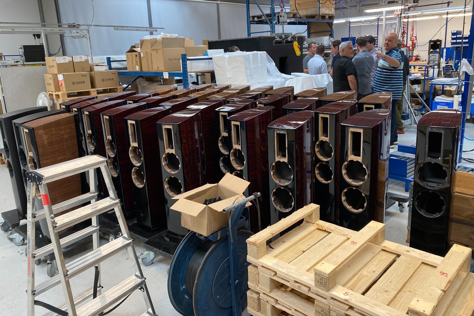 Die Dali-Top-Range wartet auf die Endmontage.