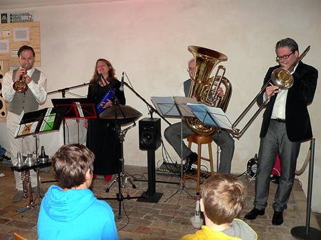 Drei Blechbläser und eine Jazzsängerin, das ist Blas I Juzz, das neue Quartett des Trompeters Jörg Schneider, welches einheimisches Liedgut aus der Sammlung "im Röseligarte" auf originelle und farbige Art und Weise neu und eigenwillig vortrug.