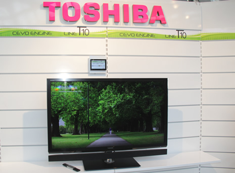 Erstmals vorgestellt wurde der neuen T10 Fernseher von Toshiba. Die extrem leistungsstarke CEVO-Engine zur Bildaufbereitung inklusive Konvertierung von 2D-zu-3D in Echtzeit, eine professionelle Autokalibrierung sowie die Aufteilung in 512 einzeln angesteuerte LED-Zonen sind die Highlights des neuen Toshiba Spitzenmodells.