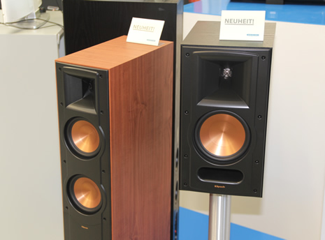 Die historische Kult-Marke Klipsch wechselte gerade mal wieder den Besitzer. Die Innovationskraft ist aber ungebrochen: Vorgestellt wurden der neue Stand-Lautsprecher RF82-II und der Regal-Lautsprecher RB81-II beide mit modifiziertem Tractrix-Hochtonhorn.