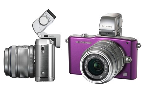 Die neue Olympus E-PM1 (rechts) ist die kleinste unter den neuen PEN-Modellen und ist hier mit optionalem elektronischen Sucher VF-3 zu sehen, der auf fast alle PEN-Modelle passt.