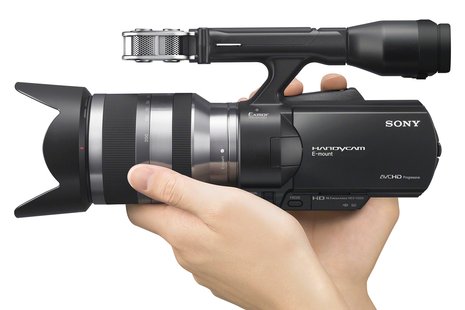 Zusammen mit den beiden NEX-Fotokameras wurde auch der Camcorder Sony Handycam NEX-VG20 vorgestellt, der über einen APS-C-grossen Fotosensor verfügt und mit Wechselobjektiven der NEX-Serie (E-Mount) bestückt werden kann. Als einer der wenigen Camcorder kann die VG20 Fotos nicht nur im JEPG-, sondern auch im RAW-Format speichern. Die Fotoauflösung beträgt 16,1 Megapixel.