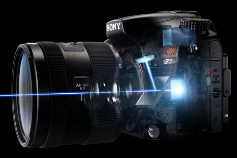 Die Sony SLT-Modelle sind zwar Teil des Siegelreflexsystems, sind aber keine SLR-Kameras. 
Im Gegensatz zu einer SLR bleibt der Spiegel stets fest in seiner Position, er ist aber teildurchlässig. 
Ein Grossteil des Lichts gelangt durch den Spiegel auf den Sensor, wo er für das Sucherbild (rückseitigen LCD und im elektronischen Sucher) sowie für die eigentlichen Foto- und Videoaufnahmen genutzt wird.
Ein Teil des Lichts wird nach oben auf den Phasen-AF-Sensor abgelenkt, der die AF-Detektion und die superschnelle Scharfstellung ermöglicht.
(SLT steht für Single Lens Translucent (Mirror), während SLR für Single Lens Reflex steht.)