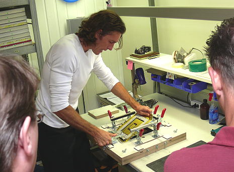Bändchen-Experte der 2. Generation: Mario Ballabio bei der ersten Verklebung der Koax-Folie auf den Rahmen.