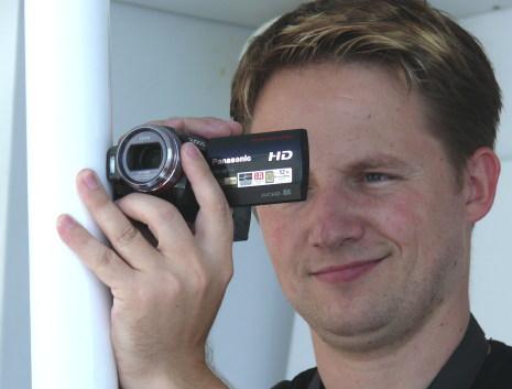 Auch wenn die neuen Camcorder über sehr effiziente optische Bildstabilsatoren verfügen, kann auf einem schaukelnden Schiff schon mal Halt an einer Stange gesucht werden....