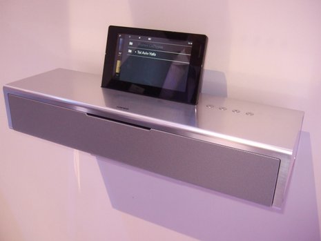 SoundVision, so heisst die neue, multifunktionale Dockingstation des deutschen Herstellers Loewe. FM- und Internetradio, LAN, WLAN, Powerline, eine Schnittestelle für den iPad und sogar einen integrierten CD-Player hat SoundVision an Bord. Die Bedienung erfolgt über ein 7,5 Zoll Multi Touch Display oder per Fernbedienung Loewe Assist.