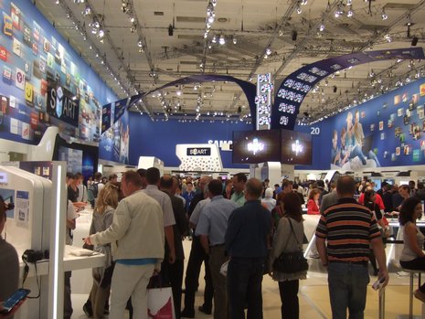 Hektisch geht es zu und her in der Halle von Samsung. Ein Bild, welches, seit heute morgen die Messe eröffnet wurde, für sämtliche Stände gilt.