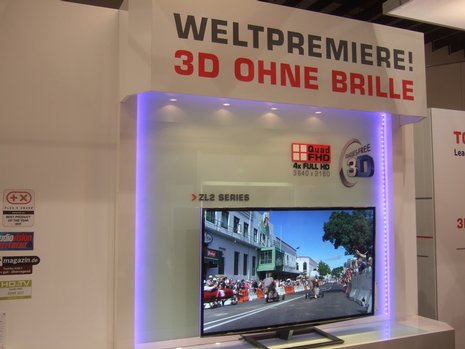 Toshiba möchte die 3D-Brille bereits wieder aus dem Wohnzimmer verbannen. Der 55-Zoll Monitor soll für bis zu acht Personen ein 3D-Bild liefern. Die eingebaute Kamera erfasst die Position der Zuschauenden und stellt das Linsenraster entsprechend ein. Mich persönlich hat der 3D-Effekt ohne Brille nur mässig beindruckt, da er relativ schwach ist. Kostenpunkt: ungefähr 8000.- Euro.