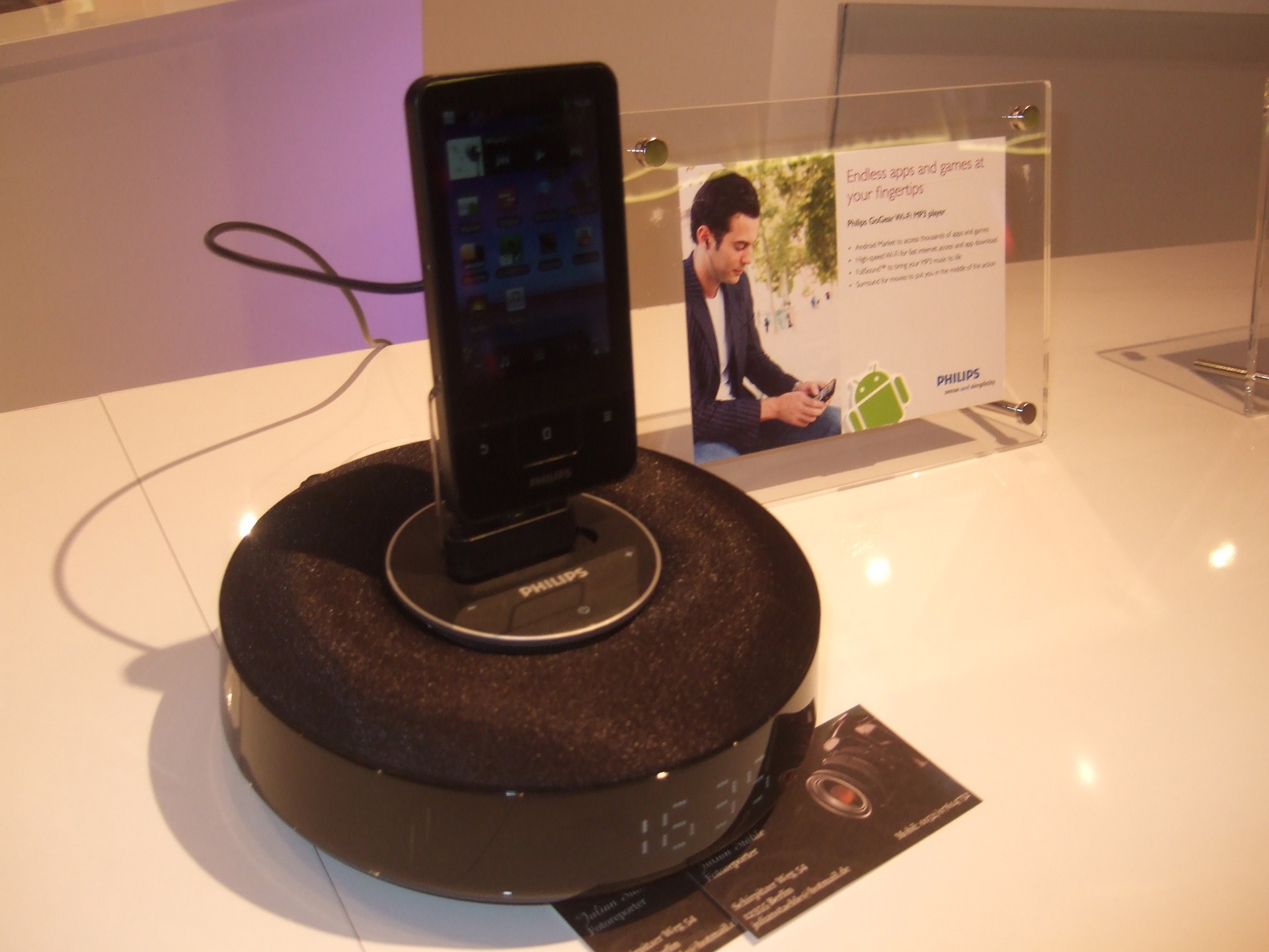 Endlich mal was für Android User: Fidelio AS111 von Philips nimmt jedes Android Gerät gerne auf. Möglich macht dies die drehbare Steckverbindung. Erhältlich ab Oktober 2011 für 171.- Franken.