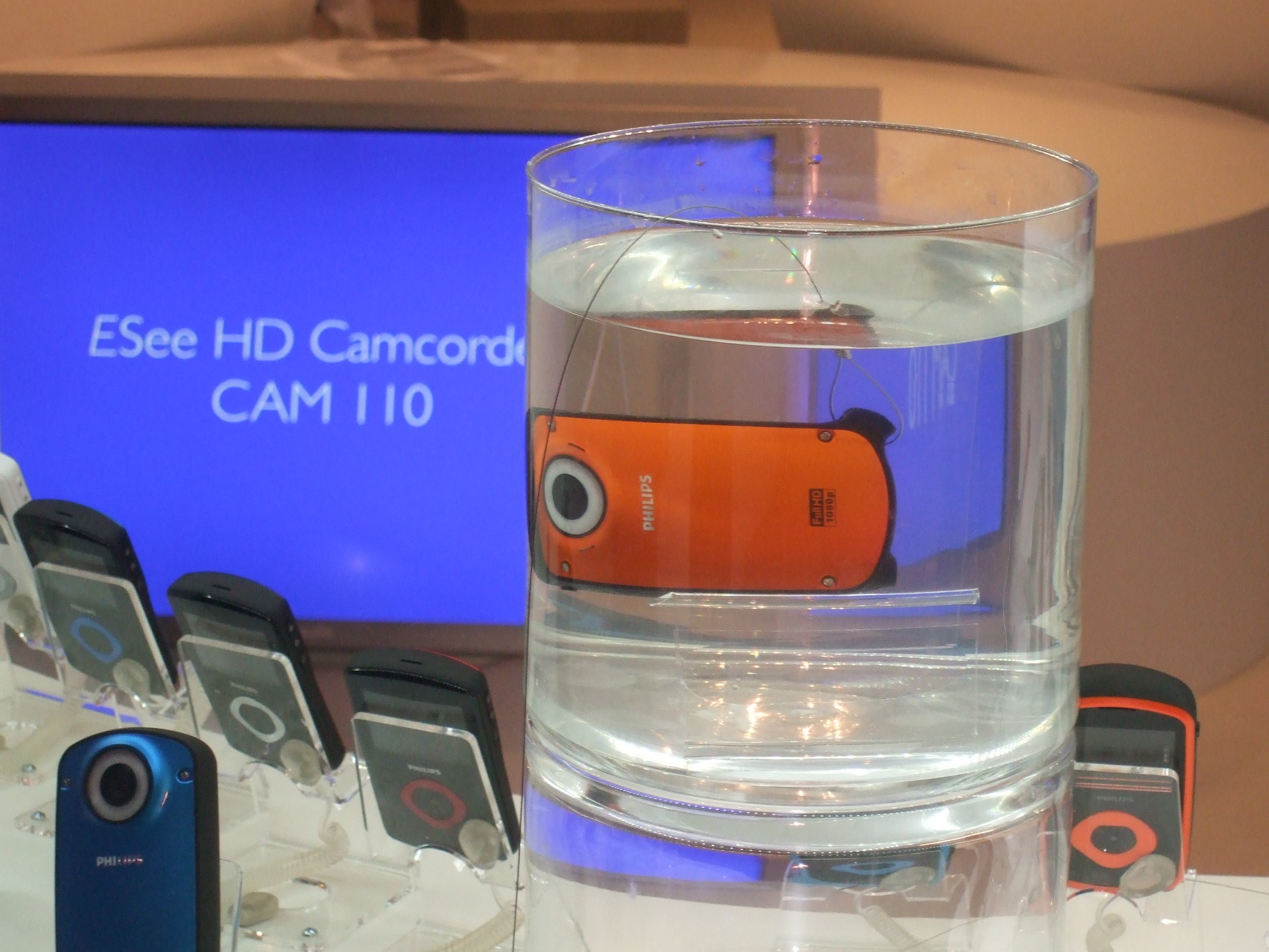 Untergetaucht: Der kleine ESee-Camcorder CAM150RD eignet sich besonders für spontane Aufnahmen, die er im Full HD-Modus bei einer Auflösung von 1920x1080 Pixeln und 30 Bildern pro Sekunde produziert. Wassertiefen bis zu 3 Meter und Stürze aus einer Höhe von 1,5 Metern können ihm nichts anhaben. Dass dieser kleine Filmer wasserdicht ist, durfte ich gleich selber testen. Die CAM150RD von Philips ist ab Oktober zu einem Preis von Fr. 219.50 erhältlich.
