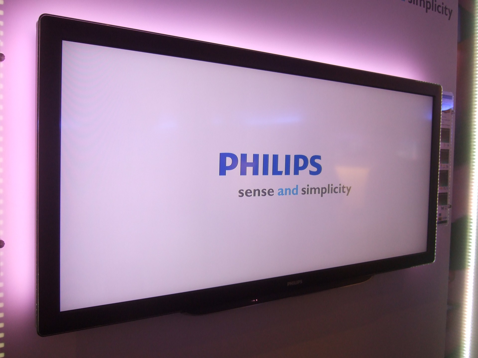 Der Philips Platinum im 21:9 Format wirkt trotz riesigen 58 Zoll elegant. Dank dem speziellen Format fallen bei Kinofilmen die schwarzen Balken nun ganz weg. Zudem verfügt das TV-Gerät über einen Netzwerkanschluss, Ambilight und 3D.