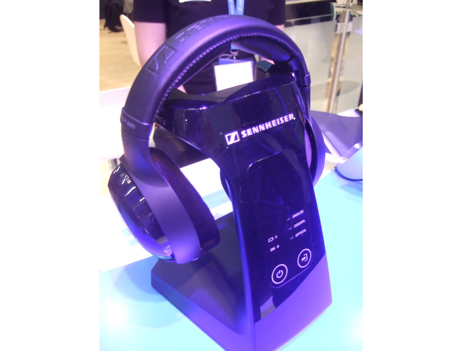 Sennheiser präsentiert den RS 220, einen offenen, ohrumschliessenden Funkkopfhörer mit analogen, optischen und coaxialen Ein- und Ausgängen.