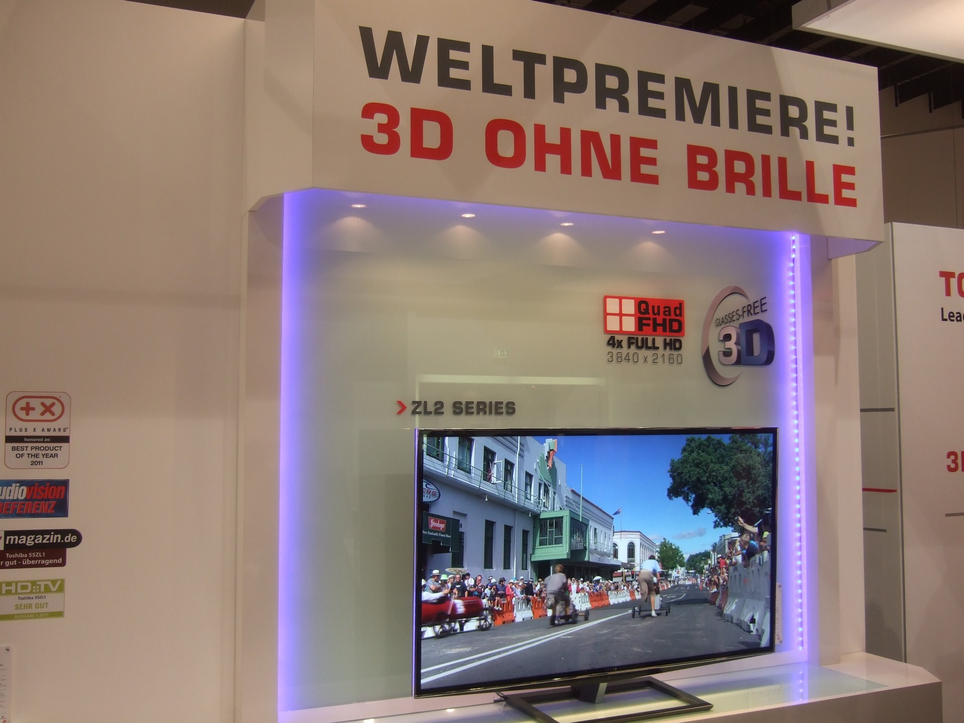 Toshiba möchte die 3D-Brille bereits wieder aus dem Wohnzimmer verbannen. Der 55-Zoll Monitor soll für bis zu acht Personen ein 3D-Bild liefern. Die eingebaute Kamera erfasst die Position der Zuschauenden und stellt das Linsenraster entsprechend ein. Mich persönlich hat der 3D-Effekt ohne Brille nur mässig beindruckt, da er relativ schwach ist. Kostenpunkt: ungefähr 8000.- Euro.