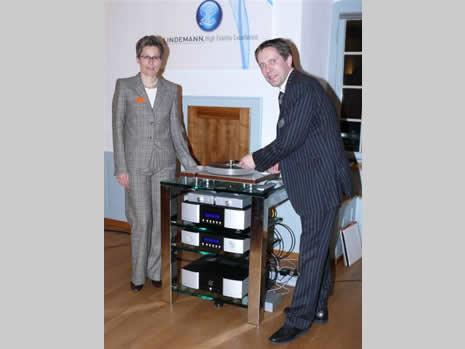 Elisabeth Junker und Matthias Künzle präsentieren High-End von Lindemann. Diese im Jahre 1992 gegründete Marke aus D-82205 Gilching, ist brandneu im Vertrieb von Audiotools. (www.audiotools.ch)