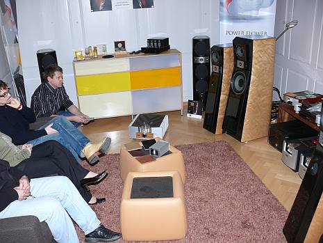Thierry Mayer präsentiert Spitzenlautsprecher von Focal-JMlab mit Elektronik von Electrocompaniet und Pathos-Röhren-Amps. (www.sistrade.ch)