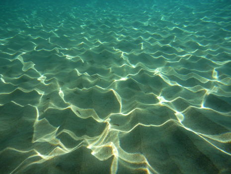 Derselbe Standort wie vorheriges Bild aber 20 cm unter Wasseroberfläche gegen Grund gerichtet, Strand&Surf-Programm.