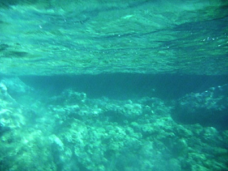 Tauchen und nachsehen: Unter Wasser erblickte der Autor den Höhleneingang durch welchen er in eine unterirdische Kammer gelang. Dort fand er - wie erwartet - einen antiken Schatz, der ihm nun erlaubt, seinen zukünftigen Lebensstil einige Nummern höher zu schrauben.