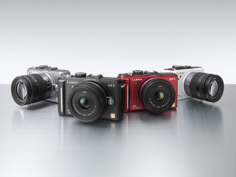 Farbvarianten: Die GF1 ist in Silber, Schwarz, Rot und 
Perlmuttweiss erhältlich. Dazu gibt es das Standardzoom 14-45mm oder das flache 20mm F1:1,7 (Pancake).