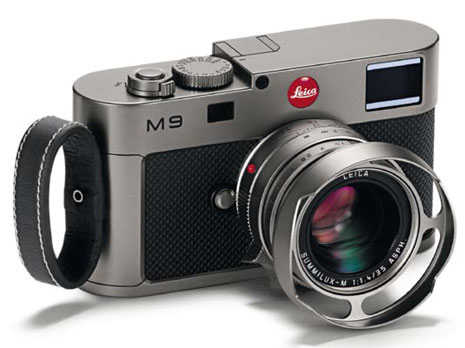 Walter de'Silva, Stardesigner bei VW, hat die Leica M9 Titan entworfen. Sie ist aus massivem Titan gefertigt und wird im Set mit dem Leica Summilux-M 1:1,4/35 mm ASPH Weitwinkelobjektiv geliefert. Die runde aufschraubbare Gegenlichtblende hat eine vierfache Durchbrechung, die für einen komfortablen Sucherdurchblick sorgt. Die M9 Titan ist in einer limitierten Auflage von 500 Exemplaren erhältlich und kostet je 22'000 Euro.