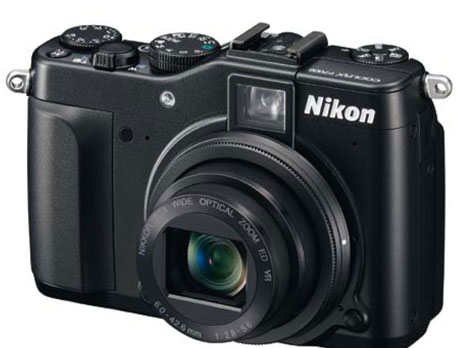 Für die Bildqualität bei der Coolpix P7000 von Nikon sorgen zum einen das 7,1-fach-Zoom-Nikkor-Weitwinkelobjektiv mit einem Brennweitenbereich von 28 bis 200 mm (entsprechend Kleinbild), zwei Linsen aus ED-Glas und einem optischen Bildstabilisator (VR) und zum anderen das neue Nikon Bildverarbeitungssystem Expeed C2.