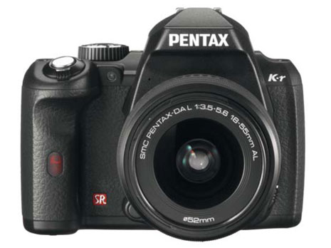 Gedacht als Einstiegs SLR verfügt die K-r von Pentax über einen High Speed 11-Punkt Autofokus, einen 12,4 Megapixel CMOS-Sensor im APS-Format, eine Verschlusszeit bis 1/6000 Sekunde, einen Empfindlichkeitsbereich von ISO 100 bis ISO 25'600. Sie verabeitet bis 6 Bilder pro Sekunde. Der 7,5 cm LCD hat eine Live-View Funktion und 6fach Lupe.