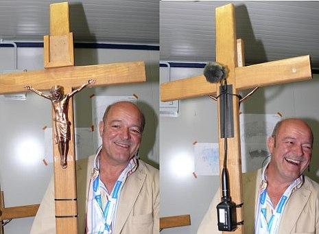 Rolf Jauch zeigt die 2 Seiten des Kreuzes: Vorne Jesus, hinten Sennheiser Drahtlos-Mikrofon mit Sender.