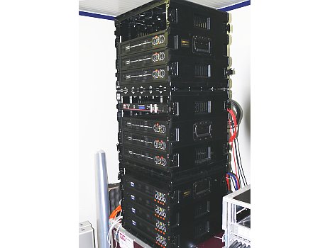 Zur Qualität gehört bei einem leistungsfähigen PA auch Quantität. Die QSC Verstärker leisten total gut und gerne 53 kWatt. Das heisst aber noch lange nicht, dass ein PA laut klingen muss. Diese Leistungsreserven garantieren aber, dass das PA auch bei kurzzeitgen Pegelspitzen nicht klirrt.