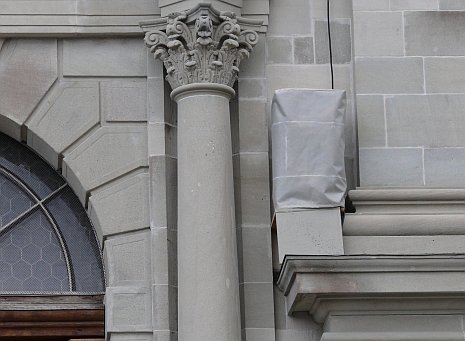 Die Lautsprecher eines "unhörbaren PA's" sollen, wenn immer möglich, auch unsichtbar sein. So sind die Center-Cluster-Lautsprecher links und rechts der grossen Klostertüre schön getarnt. Sie dienen dazu, den Mitteineindruck des Gesamtklanges zu festigen.
