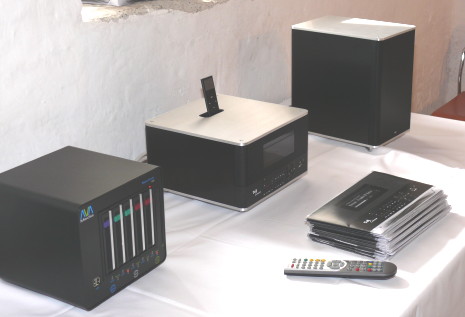 Hochinteressantes Trio in black. 
Links: Aus dem Hause Tranquil stammt der neue AVA Media RS5 Server für die Archivierung von Dokumenten, Fotos, Videos und Musik. Er besitzt fünf Einschübe für Festplatten und ist mit einem Intel Atom 330 Prozessor ( Dual Core ) bestückt. Erhältlich ist er mit einem DVD oder Blu-Ray Brenner. (www.digitalsources.de)
Mitte: der Hersteller T+A nennt ihn 