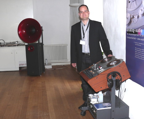Andreas Kuhn Experte in Sachen Restaurieren von Studer Bandmaschinen zeigte wie gut es heute gelingt, analoge Klänge ab Studer Masterband in die digitale Ebene zu bringen. Dazu setzte er beste AD-Wandler von Weiss High-End ein und vefrachtet das analoge Signale mit hoher Auflösung auf eine Festplatte. Angehört wurde über aktive Manger- und aktive PSi-Lautsprechersysteme. www.analog-audio.ch
Im Hintergrund sichtbar: Hornlautsprecher von Avantgarde-Acoustics. Eine Hornkonstruktion auf welcher sogar eine Violine nicht "gehornt" ertönt....
www.augundohr.ch
