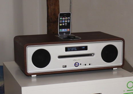 Frage: Darf ein solches Unding im Klangschloss stehen? Antwort: Unbedingt Selber anhören und staunen! Der vitaaudio R4 ist kein Nostalgieradio im Tivoli-Stil, sondern eine All in One-Anlage für Nebenräume mit "nicht zu glauben"-Klang! Integriert sind Stereolautsprecher, nach unten feuernder Subwoofer, iPod-Dock, Front-USB-Anschluss , Radio mit UKW und DAB, herausnehmbare Fernsteuerung im UFO-Look. Guter Rat: unbedingt anhören. Nicht billig, aber jeden Rappen wert...