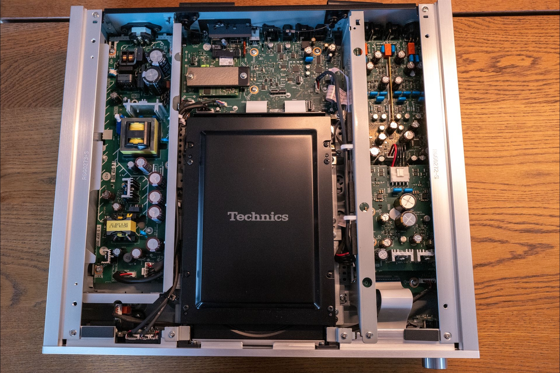 Die Elektronik unterteilt sich in 3 voneinander abgegrenzte (und abgeschirmte) Bereiche.