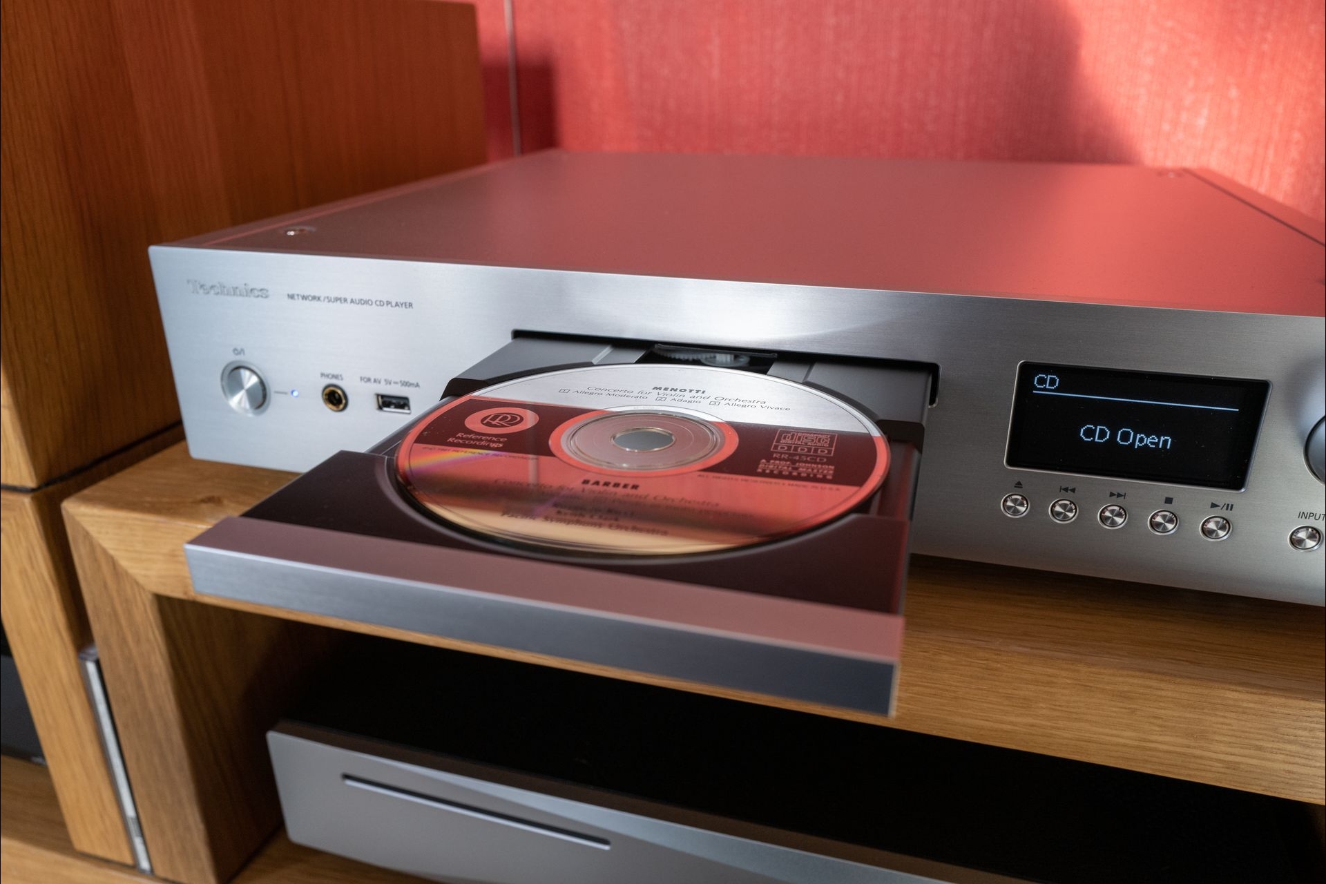 Der CD-Mechanismus wirkt eher unscheinbar, ist aber aus Metall, präzise und leise arbeitend, ohne Ruckeln.