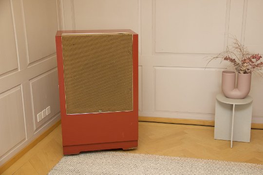 Das mag Geschmackssache sein, aber glücklich ist, wer seine Elektronik mit solchen Schönheiten vorführen kann. Vintage Tannoy Lockwood Studiomonitore bei Zeiler Audio.