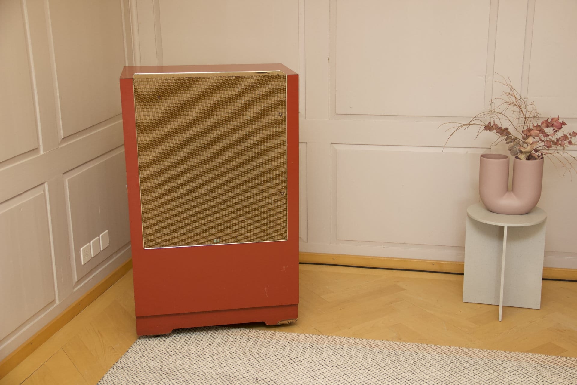 Das mag Geschmackssache sein, aber glücklich ist, wer seine Elektronik mit solchen Schönheiten vorführen kann. Vintage Tannoy Lockwood Studiomonitore bei Zeiler Audio.