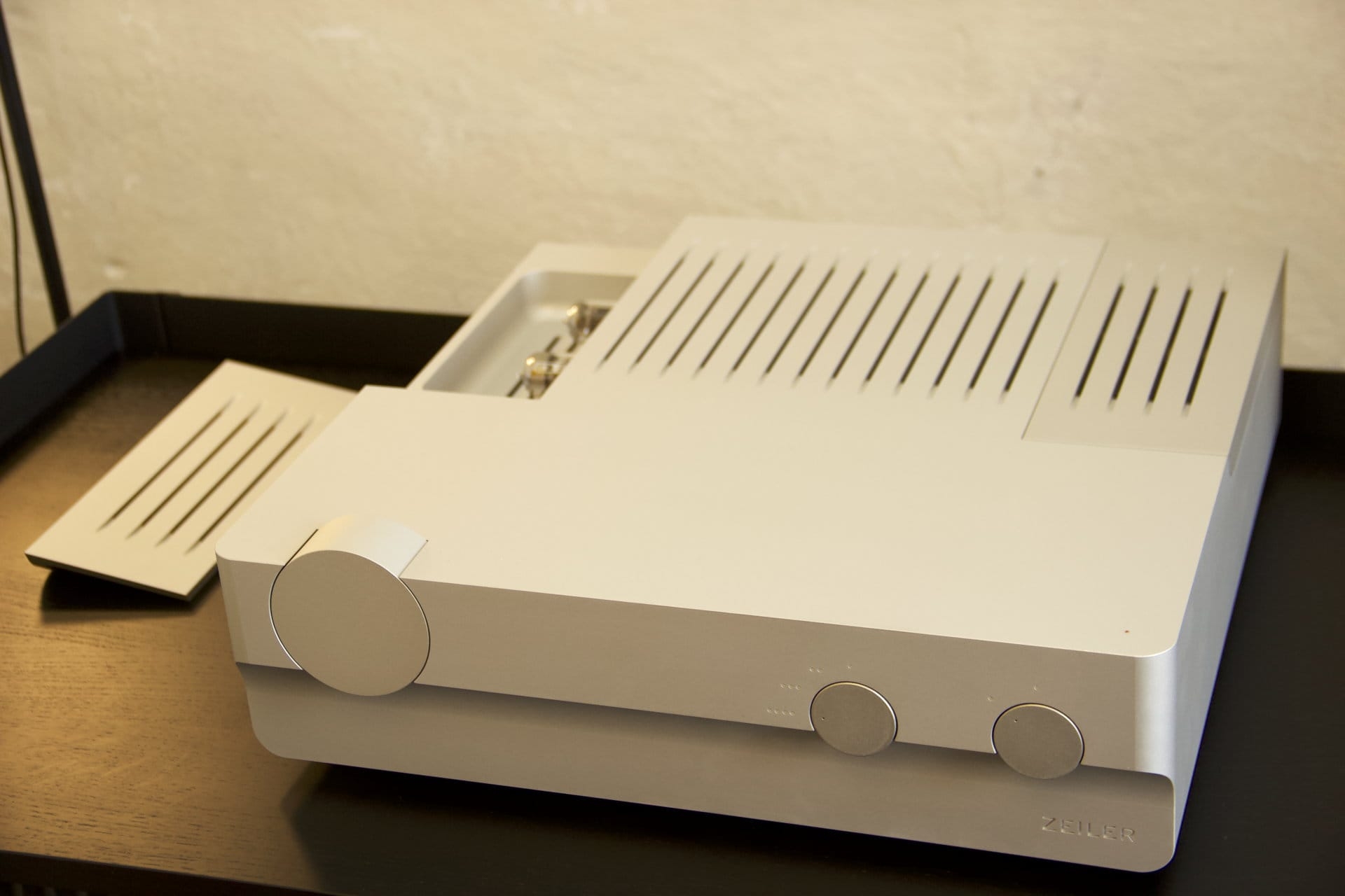 Ein weiterer Schweizer Newcomer ist Zeiler Audio mit Röhrenverstärkern in modernem Gewand. Im Bild der Vorverstärker PR-01.