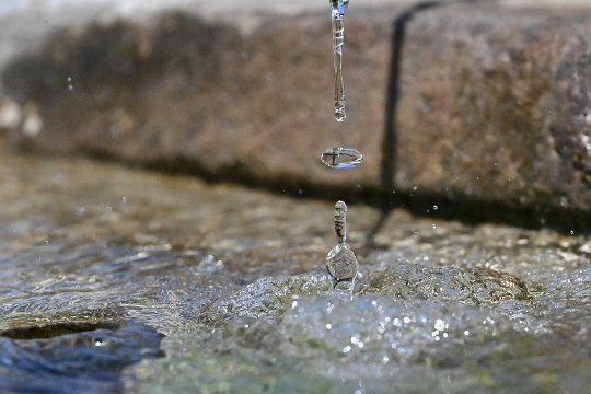 Wassertropfen am Dorfbrunnen, eingefangen mit 1/32'000stel Sekunde.