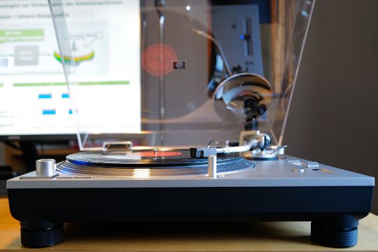 Die höhenverstellbaren Füsse dämpfen nicht nur vertikal, sondern auch horizontale Schwingungen (seitlich). Das ist perfekt für HiFi-Anwendungen. Der SL-1200GR2 ist deshalb auch kein DJ-Gerät.