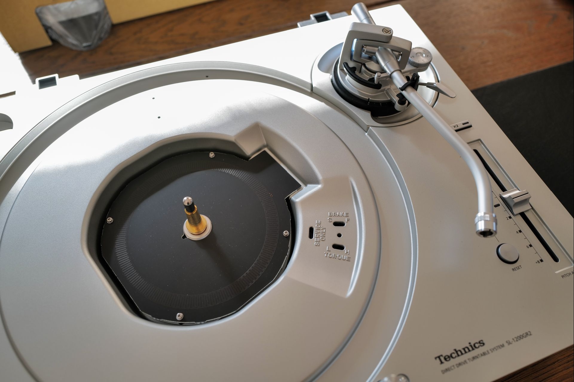 Blick auf den eisenkernlosen Direktantrieb neu mit Delta Sigma-Drive. Im Gegenstück, dem Plattenteller, befindet sich der Ringmagnet.