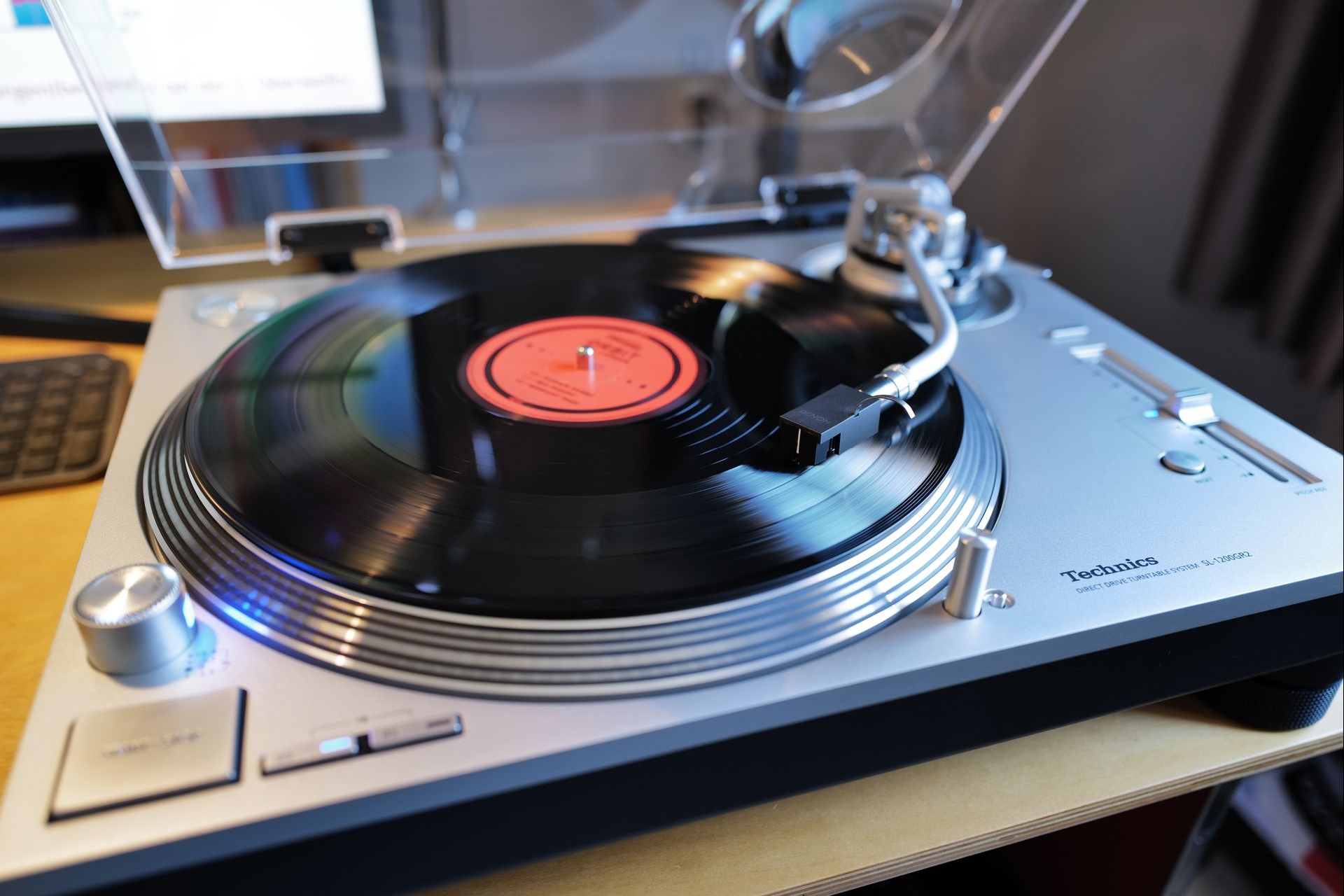 Bei der schwarzen Ausführung, dem SL-1210GR2, ist neu auch der Tonarm komplett in schwarz ausgeführt. 