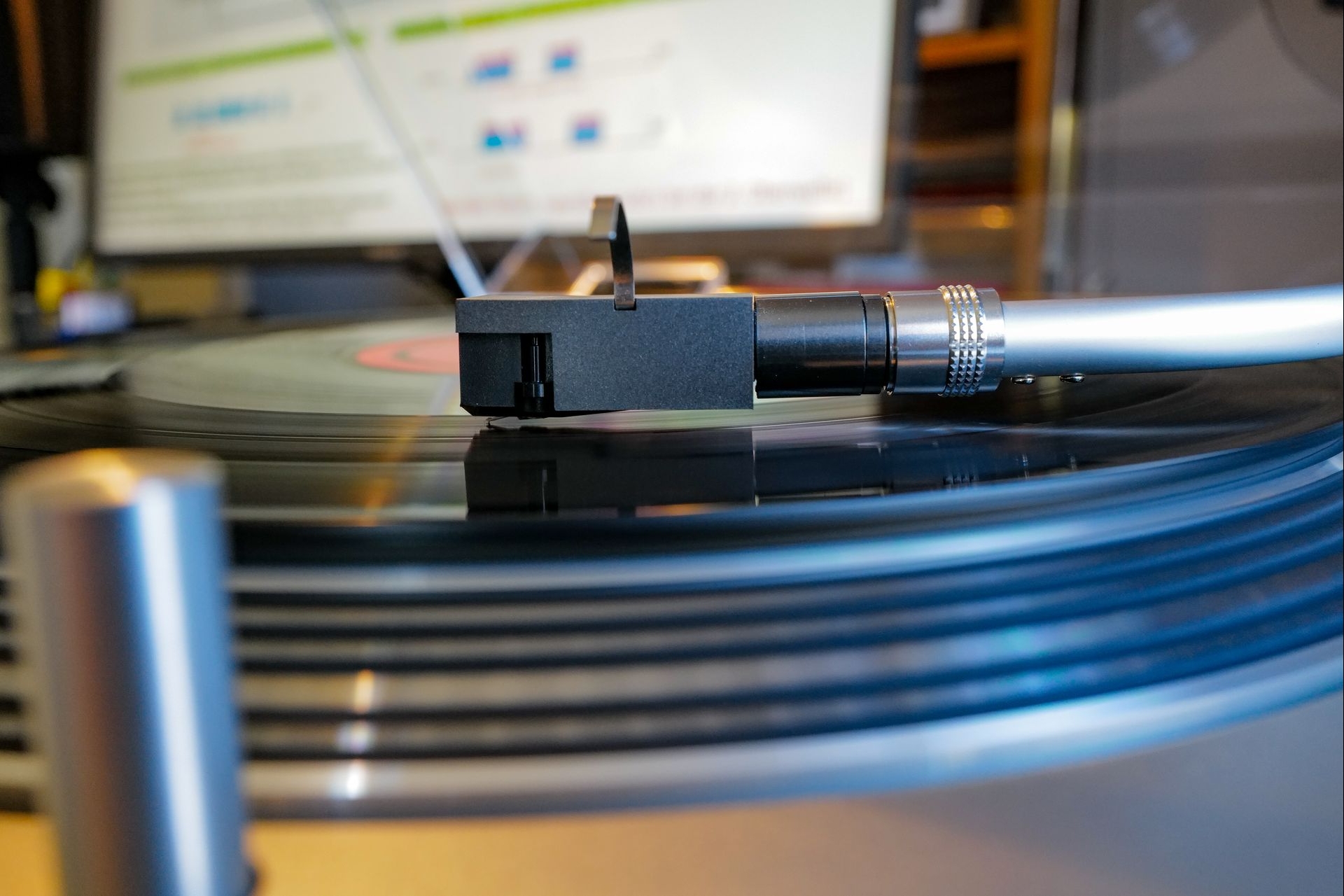 Close-up der Abtastung mit dem DL-A110 MC-Tonabnehmer – eine DL103 Tondose mit Graphit-Headshell.