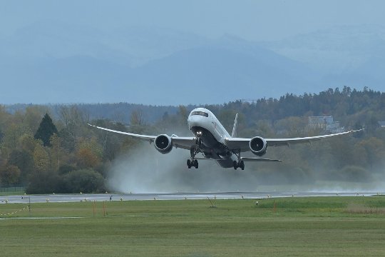 Serienmodus und Flugzeugerkennung der Nikon Z f ermöglichen die gewünschte Momentaufnahme.