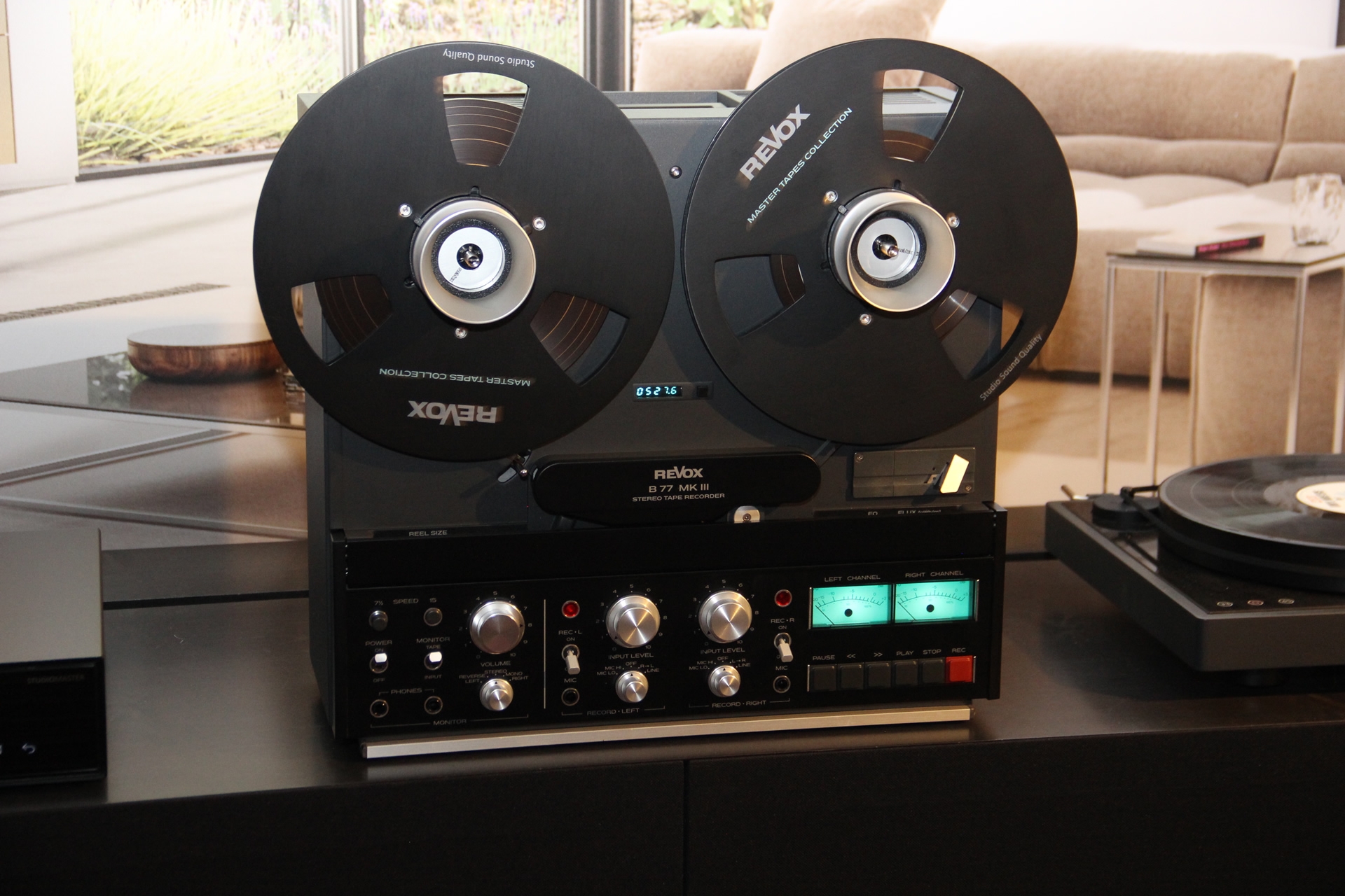 Eine Legende ist zurück. Revox hat die B77 MK III, eine Weiterentwicklung der ikonischen Tonbandmaschine B77, vorgestellt. Zusätzlich präsentiert Revox mit den «Analog Master Tapes Collection» originalgetreue Kopien von Studio-Masterbändern.