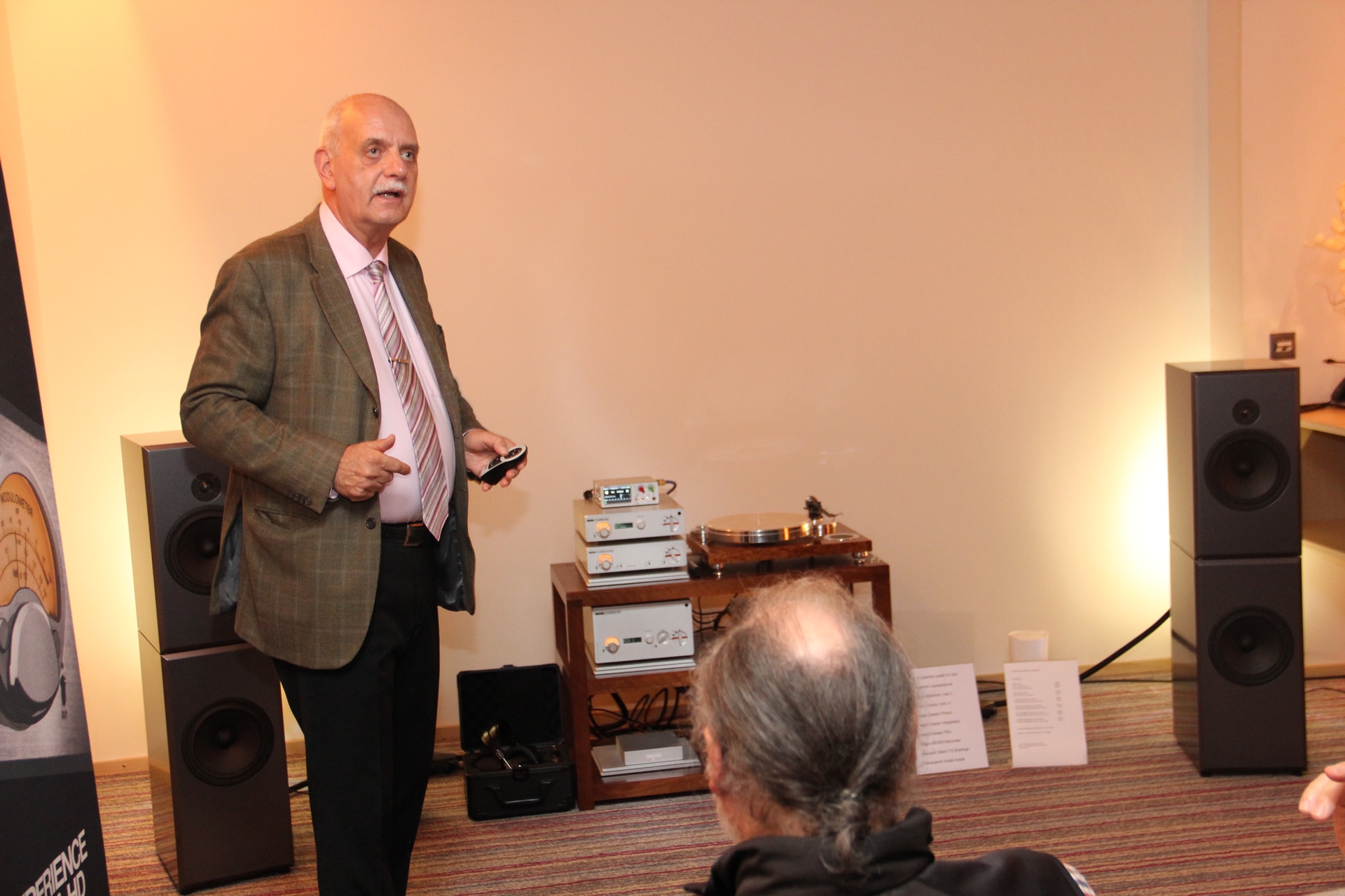 «Mr. Workshop» Matthias Böde führte in Vorträgen bei unterschiedlichen Ausstellern durch aktuelle Audiothemen. Anhand auf einem Nagra-Rekorder aufgezeichneter Beispiele demonstrierte er die Abstufung in der Klangpyramide von analogen Mastertapes bis zur MP3-Kodierung.